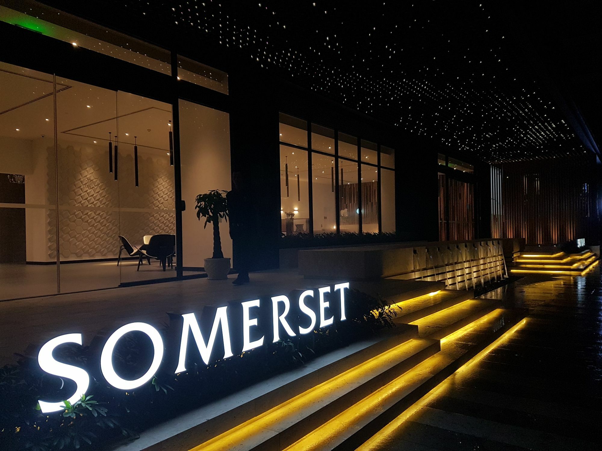 Somerset Norodom بنوم بنه المظهر الخارجي الصورة